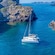 Un catamarán flotando en el mar Mediterráneo cerca de Santorini, Grecia